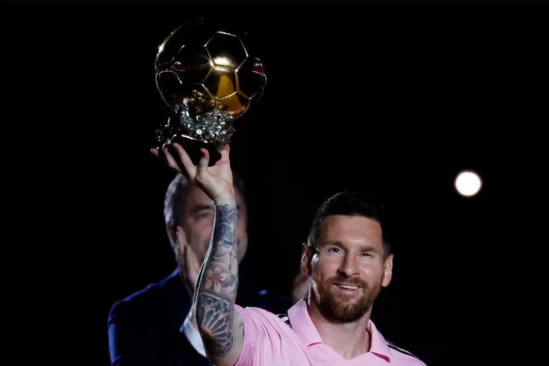 Lionel Messi ketika mengangkat penghargaan Ballon d