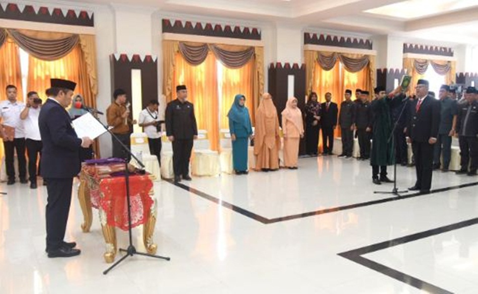 Penjagub Gorontalo Ismail Pakaya menandatangani berita acara serah terima jabatan   Sekdaprov Gorontalo pada pelantikan di aula rumah jabatan gubernur. (Foto : Haris)