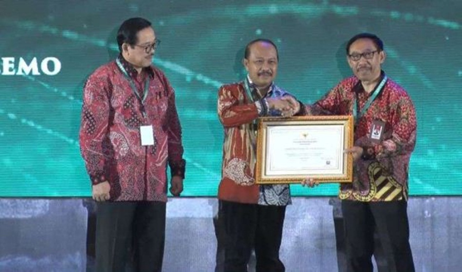 Penjabat Bupati Boalemo saat menerima penghargaan anugerah Meritokrasi KASN 2023(F:Kmfo)