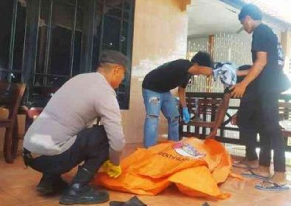 Olah tempat kejadian perkara (TKP), Polisi mendapati korban bernama Novi Andi Pinamangun (F:hms-pol)