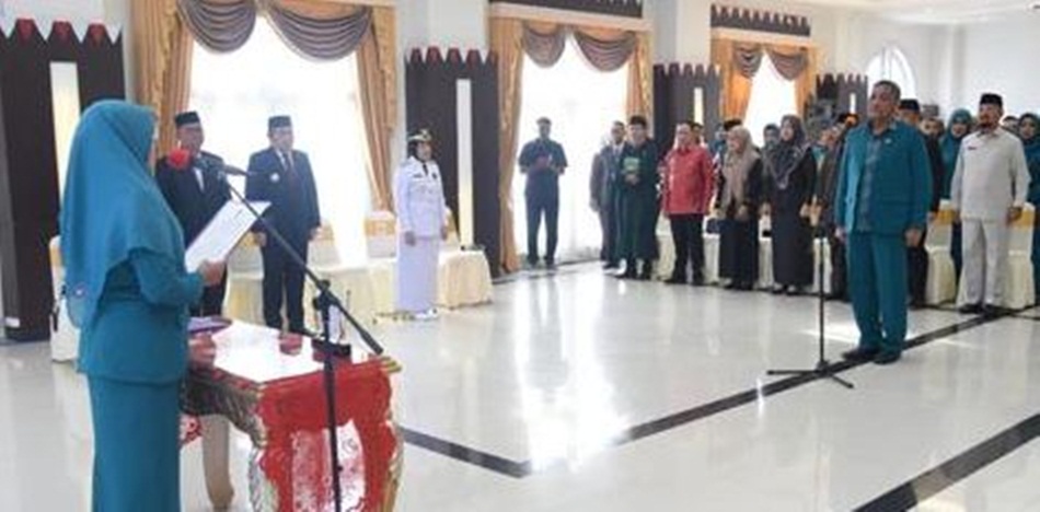 Pelantikan Ketua TP-PKK Kabupaten Gorontalo Utara oleh Ketua TP-PKK Provinsi Gorontalo Fima Agustina. Berlangsung di aula rumah jabat gubernur. (Foto &ndash; Nova).