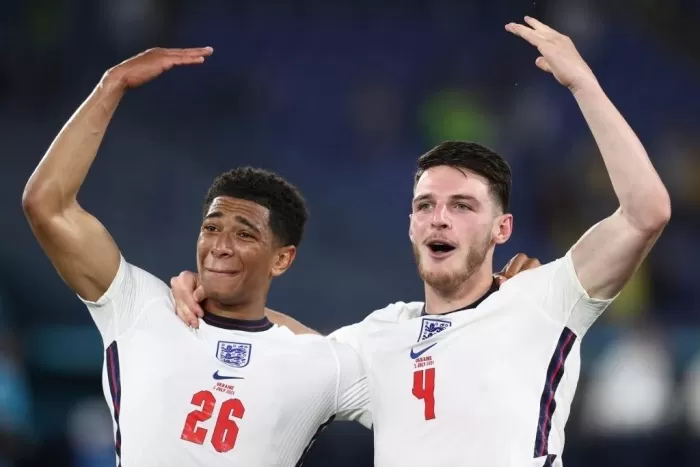 Pemain timnas Inggris Jude Bellingham (kiri) dan Declan Rice. (The Sun/Richard Pelham)