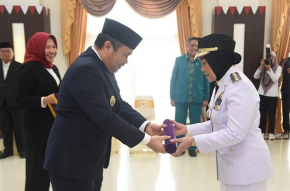 Penjabat Bupati Gorontalo Utara Sila Botutihe saat dilantik dan diambil sumpah. (Foto: Haris &ndash; Diskominfotik).