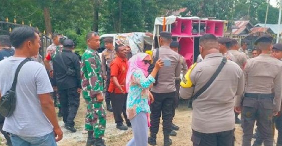 Aksi protes mahasiswa yang dikawal ketat aparat kepolisian di depan kantor Desa Polohungo, Kecamatan Tolangohula, Kabupaten Gorontalo (F:ist)