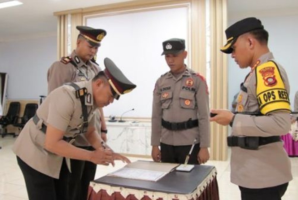 Kapolresta Gorontalo Kota Kombespol Dr. Ade Permana pimpin sertijab.(F:hms-pol)