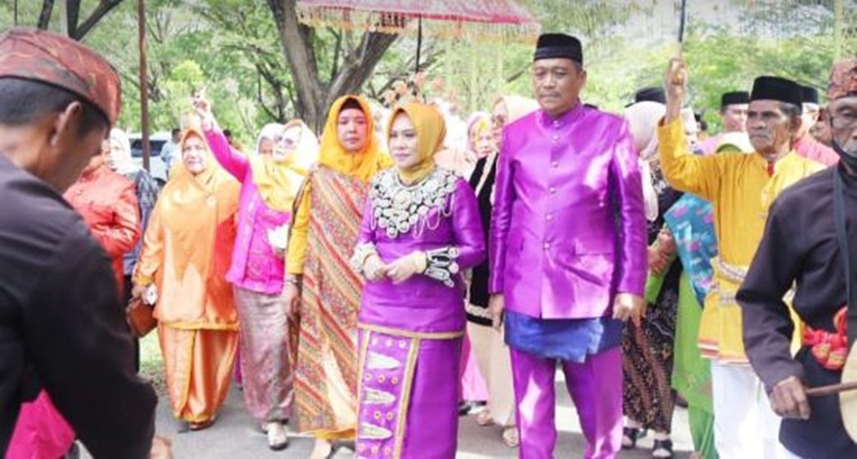Penjabat Bupati Gorontalo Utara Sila Nurainsyah Botutihe saat Jalani Prosesi Adat Molo