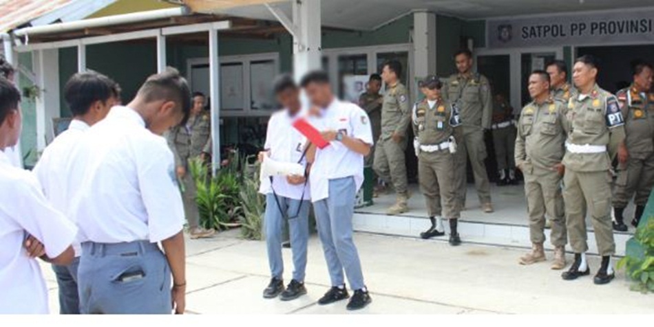 Setelah ditertibkan para pelajar tersebut dibawa ke Kantor Satpol PP Provinsi Gorontalo untuk didata dan diberikan pembinaan.(F:Kmfo)