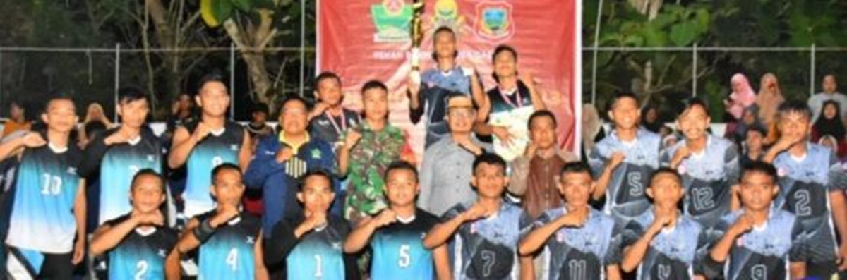 Sekda Kabupaten Gorontalo Roni Sampir saat foto bersama usai penutupan turnamen.(F:ist)