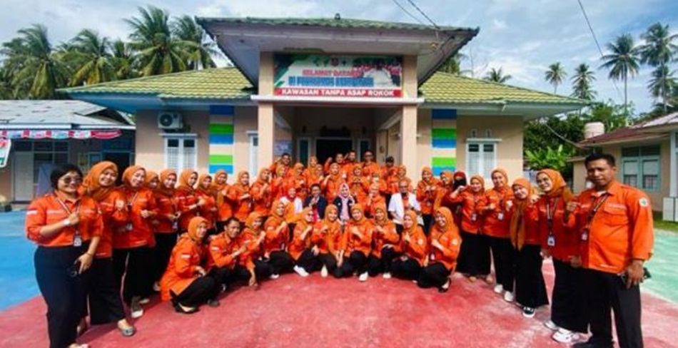 Keluarga Besar Puskesmas Bonepantai saat berpose dengan Tim Surveyor Re-Akreditasi dari KAKP dengan Ketua dr. Tito E.M. Bastiaan, M.Kes dan anggota Sutriyani N. Lumula, S.ST, M.Kes. (F.dok.istimewa)