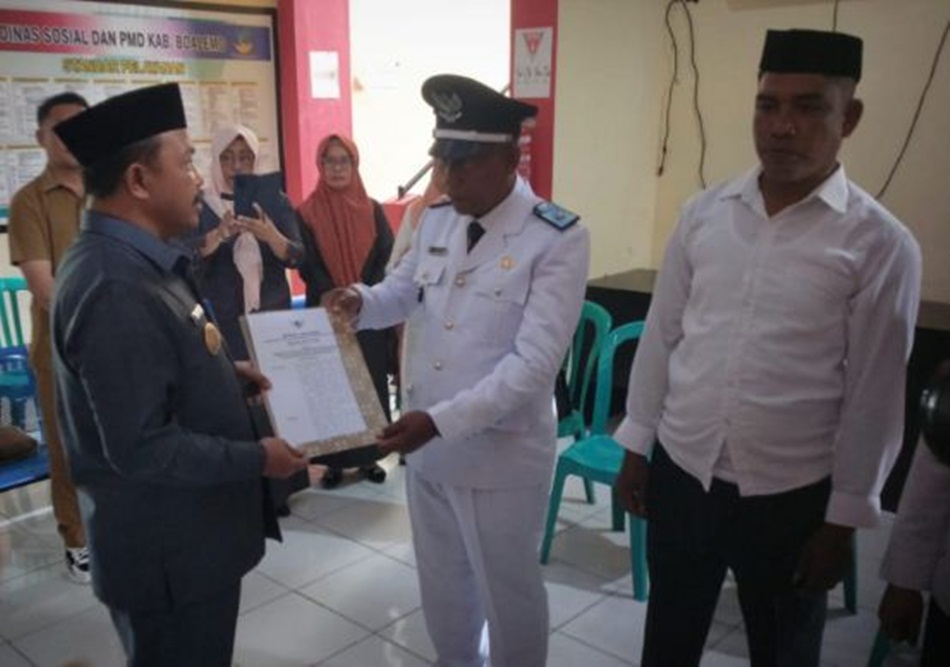Penjabat Bupati Boalemo Sherman Moridu saat melantik Pengganti Antar Waktu (PAW) Kepala Desa Bongo Nol.(F:Kmfo)
