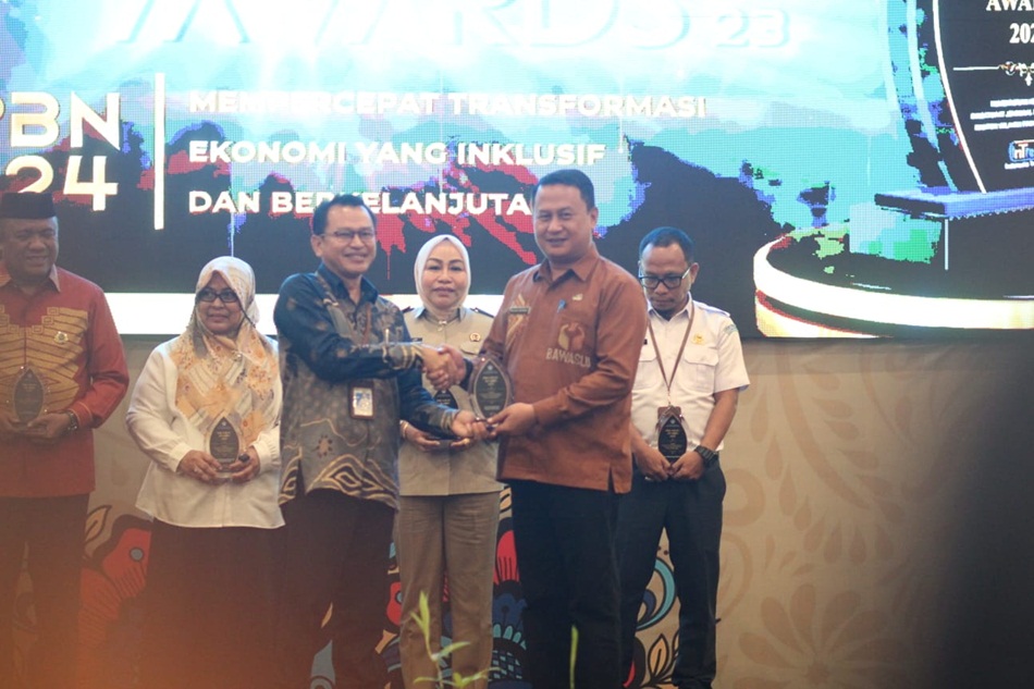 Kepala sekretariat  Bawaslu Provinsi Gorontalo Nikson Entengo saat menerima   penghargaan Treasury Awords 2023 (F:humas)