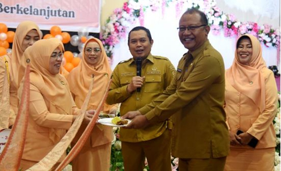 Disaksikan Penjabat Gubernur Ismail Pakaya, Ketua DWP Provinsi Gorontalo, Sulastri Ibrahim Husain, menyerahkan potongan  tumpeng  kepada Sekda Gorontalo Sofian Ibrahim pada puncak  HUT ke-24 (F:haris)