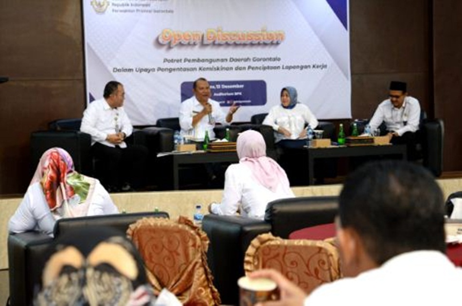 Sekdaprov Gorontalo Sofyan Ibrahim saat memberikan materi pada rapat TLRHP Semester II tahun 2023, di Auditorium  Lantai dua BPK Perwakilan Provinsi. (Foto: Nova-Diskominfotik)