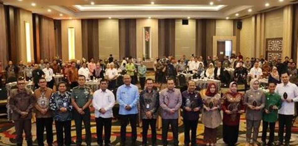 Penyerahan Daftar Isian Pelaksanaan Anggaran (DIPA) Satuan Kerja K/L dan Daftar Alokasi Transfer ke Daerah Tahun Anggaran 2024 di Ballroom Hotel Aston. (Foto : Humas DJPB)