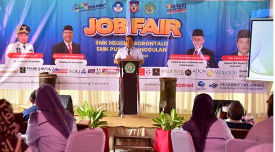 Penjagub Ismail Pakaya saat memberikan sambutan pada pelaksanaan job fair atau bursa   kerja yang diikuti 24 perusahaan se Provinsi Gorontalo,  di halaman   sekolah SMK Negeri 2  (Foto:Andhika)