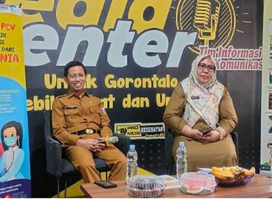 Kepala Dinas Kesehatan Provinsi Gorontalo, Anang Otoluwa  bersama Kepala Bidang Pencegahan dan Pengendalian Penyakit, Jeane I. Dalie saat melaksanakan konferensi pers (F:ist)
