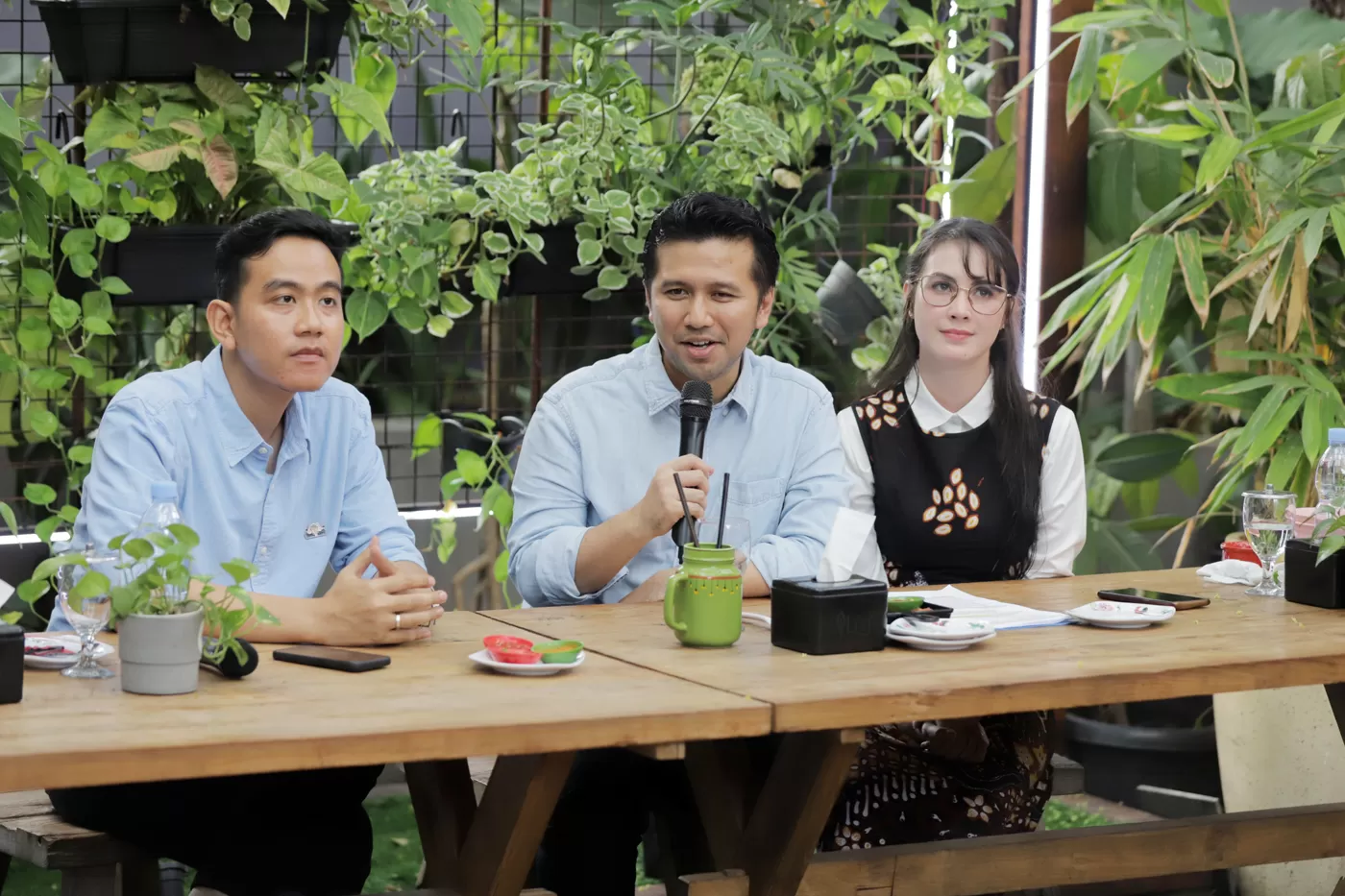 Calon Wakil Presiden RI dari Koalisi Indonesia Maju Gibran Rakabuming Raka bersama juru bicara Gibran, Emil Elestianto Dardak (kedua kiri) dan Arumi Bachsin saat konferensi pers di Jakarta,