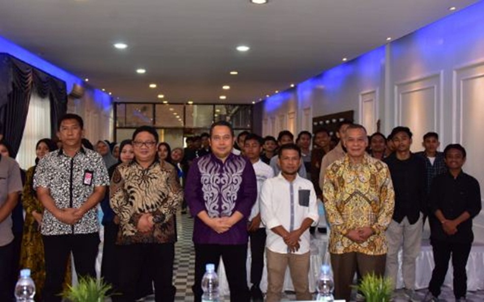 Penjagub Gorontalo Ismail Pakaya (karawo ungu) didampingi Ketua KPU, perwakilan   Bawaslu, Kepala Badan Kesbangpol Provinsi Gorontalo saat menghadiri Sosialisasi Pendidikan Politik. (Foto &ndash; Andika)
