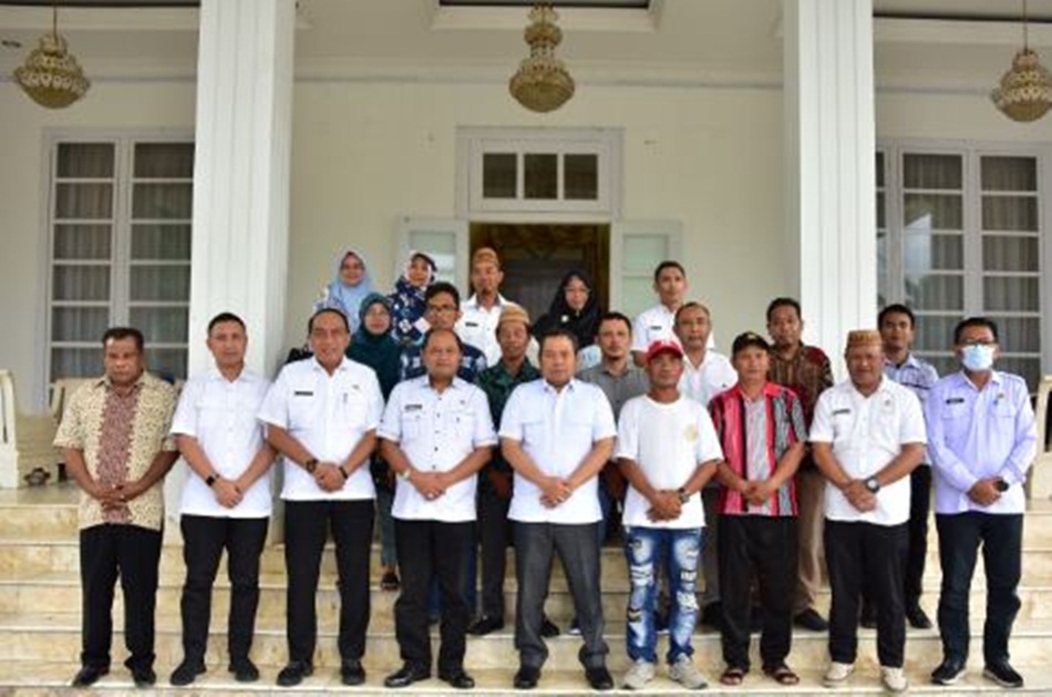 Penjabat Gubernur Gorontalo Ismail Pakaya saat mengajak perwakilan pedagang dan pengempul cabe rawit duduk bersama, guna mencari solusi terhadap melonjaknya harga cabai rawit di  Gorontalo. (F:Andhika