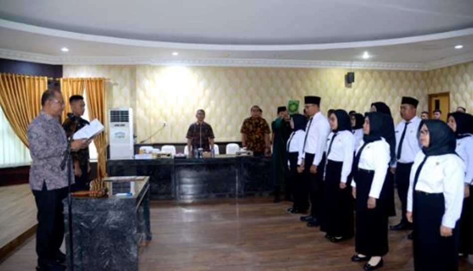 Sekdaprov Sofian Ibrahim saat mengambil sumpah jabatan PPPK fungsional teknis di   lingkungan Pemerintah Provinsi Gorontalo, bertempat di kantor gubernuran. (Foto: Nova-Kominfotik)