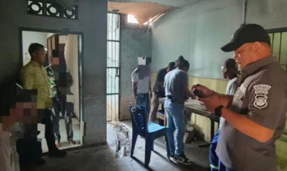 Pelaku tindak pidana perjudian jenis toto gelap (Nomor Togel) saat diamankan aparat   Kepolisian Polresta Gorontalo.(Hms-Pol)