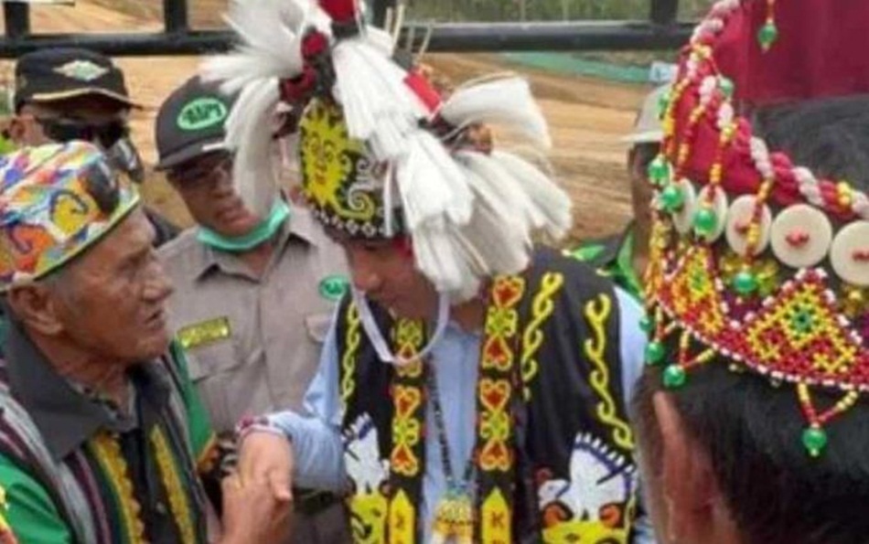 Gibran ditahbiskan menjadi warga kehormatan   Dayak, Kalimantan Timur. Disimbolkan dengan pemberian pakaian adat dayak (rompi). (F:PM)