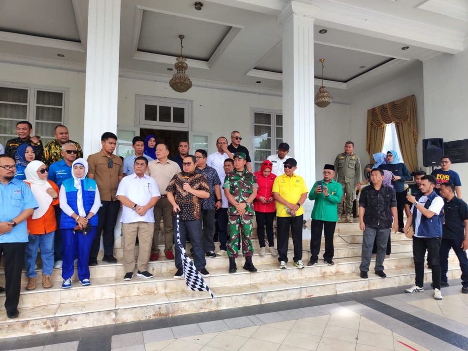 Penjabat Gubernur Gorontalo Ismail Pakaya saat melepas  secara resmi Pawai Kampanye Damai (F:Ist)