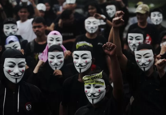 Aksi menolak politik dinasti dan pelanggar HAM melalui mimbar demokrasi terus disuarakan oleh elemen mahasiswa dan rakyat di berbagai kota.