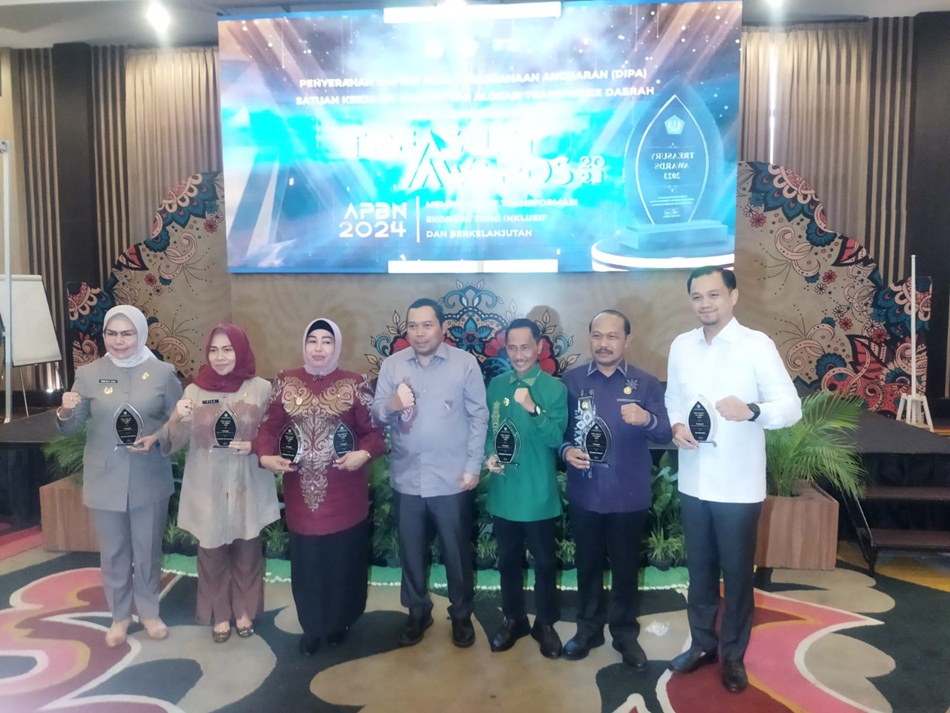 Penjabup Boalemo Dr.Sherman Moridu usai  menerima penghargaan Treasury Award foto bersama Penjagub dan Bupati serta Wakil Walikota (F:sespri).