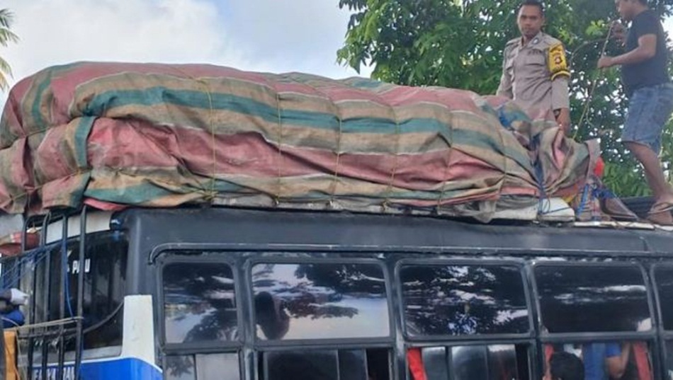Miras jenis cap tikus di dapat oleh petugas saat melakukan pemeriksaan salah satu mobil bus antar provinsi yang melintas di jalan reformasi Kelurahan Kayubulan Limboto.(F:hms-pol)