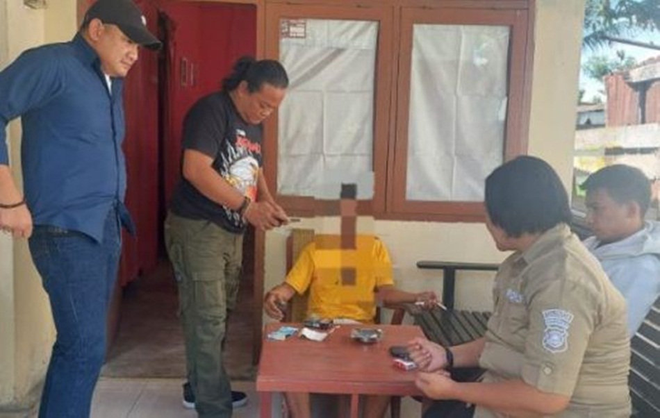 Pria inisial LH ini diringkus Team Rajawali Polresta Gorontalo Kota saat sedang santai duduk santai di depan rumahnya setelah menginput nomor pasangan di dalam aplikasi yang ada di HPnya.(F:hms-pol)
