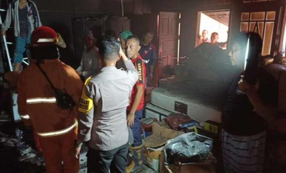 Suasana Polresta Gorontalo Kota Lakukan Olah TKP kebakaran di toko utama .(F:hms-pol)