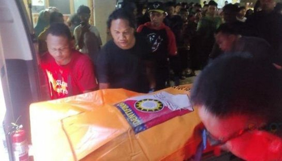 Suami Tikam Istri hingga Tewas di Pohuwato Jasad Mita Dunggio (22) saat dievakuasi aparat Polres Pohuwato.(F:Istimewa)