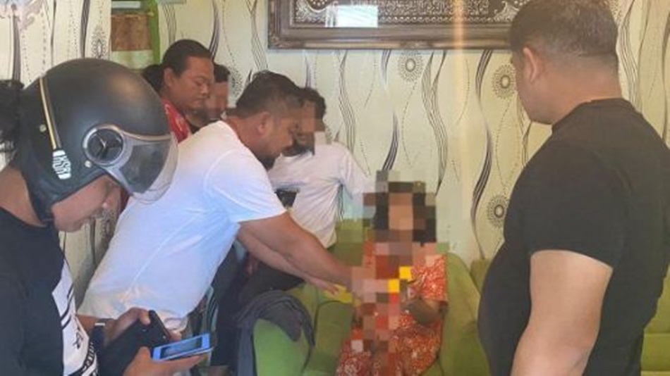 Ibu rumah tangga warga Kecamatan Kota Timur Kota Gorontalo saat digerebek Tim Rajawali di rummahnya.(F:Hms-Pol)