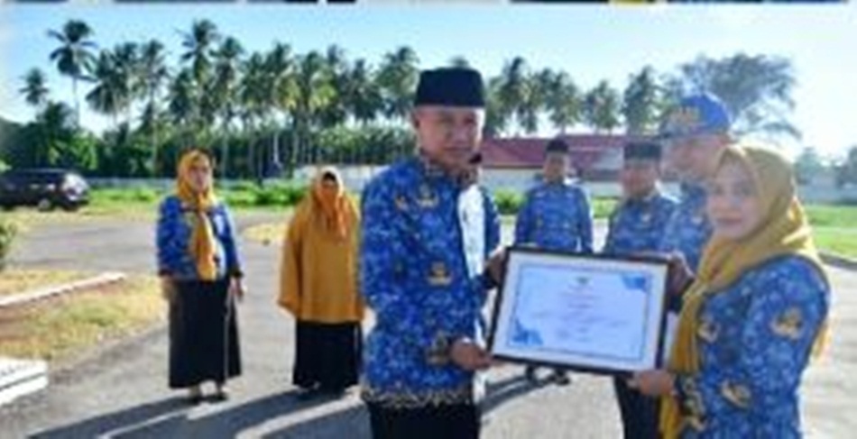 Bupati Saipul A. Mbuinga Serahkan Piagam Penghargaan Kepada Tiga OPD.(F; Kmfo)