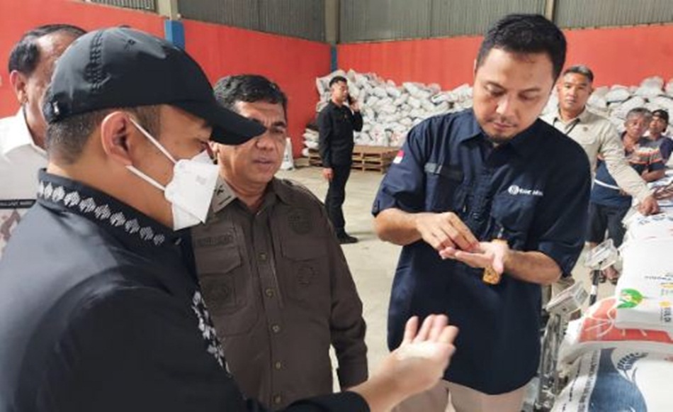 Penjagub Gorontalo Ismail Pakaya (kiri) melihat kualitas beras yang ada di gudang Bulog Talumolo, Kamis (21/12/2023). (Foto : Haris)