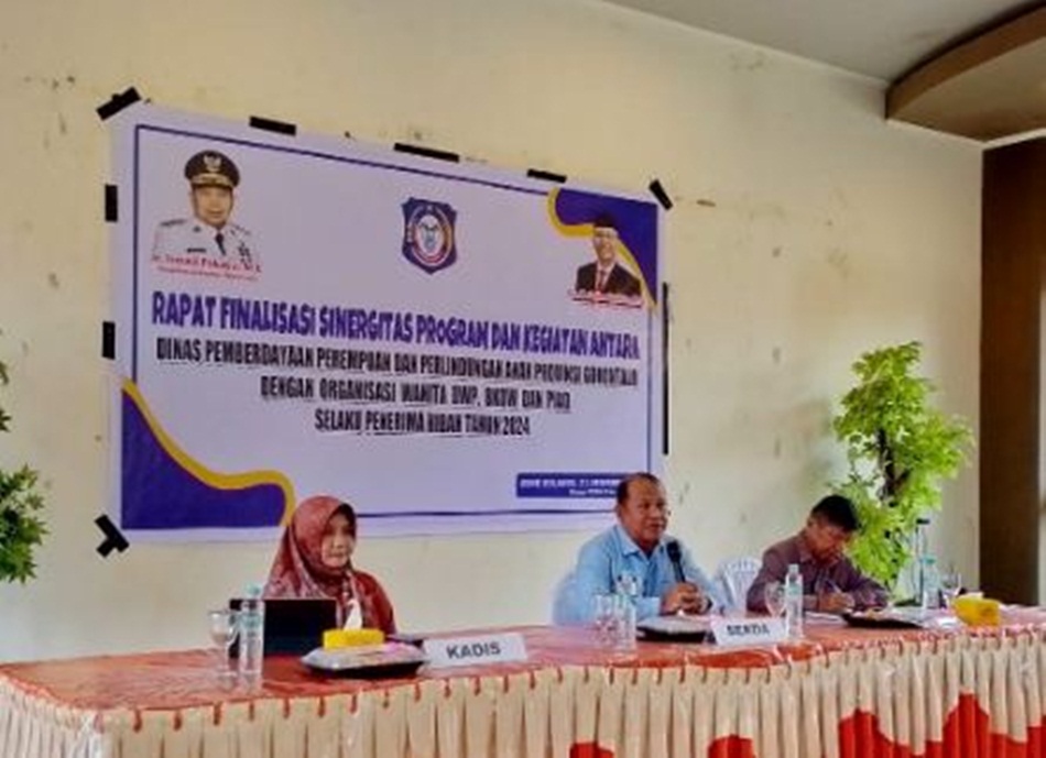 Sekda Provinsi Gorontalo Sofian Ibrahim didampingi Kepala Dinas PPPA dr.   Yana Yanti Suleman, pada rapat Finalisasi Sinergitas Program dan Kegiatan Dinas PPPA   dengan DWP, BKOW dan PIAD. (Ft &ndash; Winda