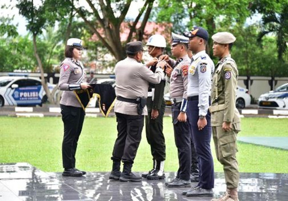 Kapolda Gorontalo menyematkan pita kepada personil yang akan melaksanakan   pengamanan jelang perayaan Natal dan Tahun Baru (Nataru) 2024. (F:fadil)