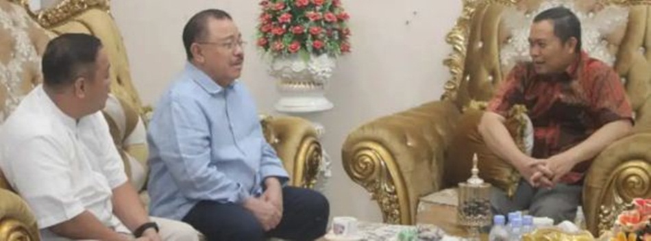 Mantan Wagub Tony Uloli saat bertemu Penjagub Ismail Pakaya (F:istimewa)