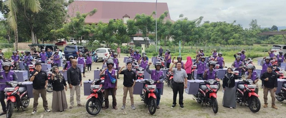 Penyerahan bantuan ini dilakukan oleh Fahrul Amlain Kepala Bidang Perikanan Budidaya dan Penguatan Daya Saing Produk Kelautan dan Perikanan Dinas Kelautan dan Perikanan Provinsi Gorontalo.(F:kmfo)