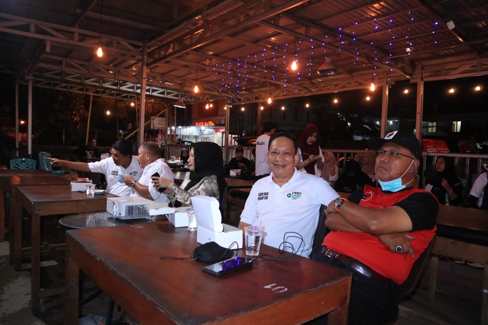 Pengurus Progresif Gorontalo dipimpin Hamzah Isa bersama Caleg Partai Koalisi saat   nontong bareng debat Cawapres.(F:dok Progresif)