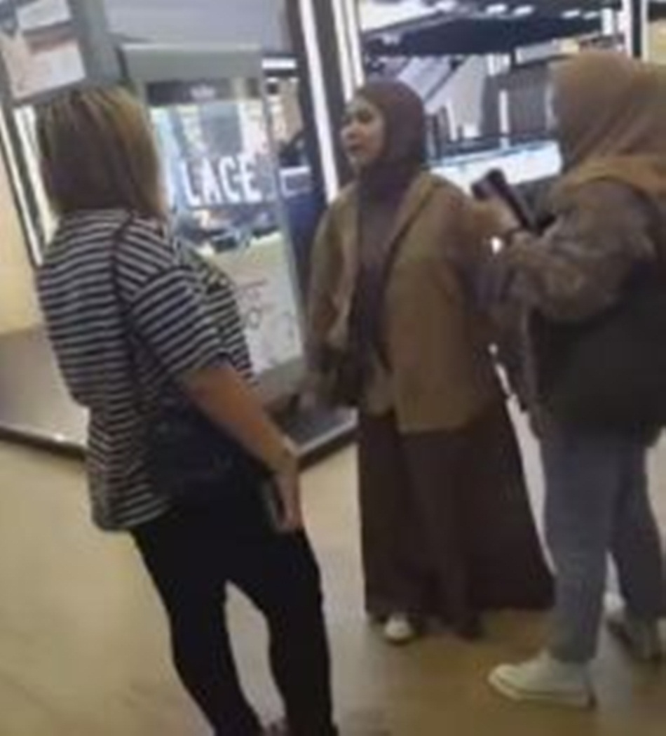 Tangkapan layar video perkelahian dua perempuan di Citimall Gorontalo, yang viral di media sosial.(F:istimewa).