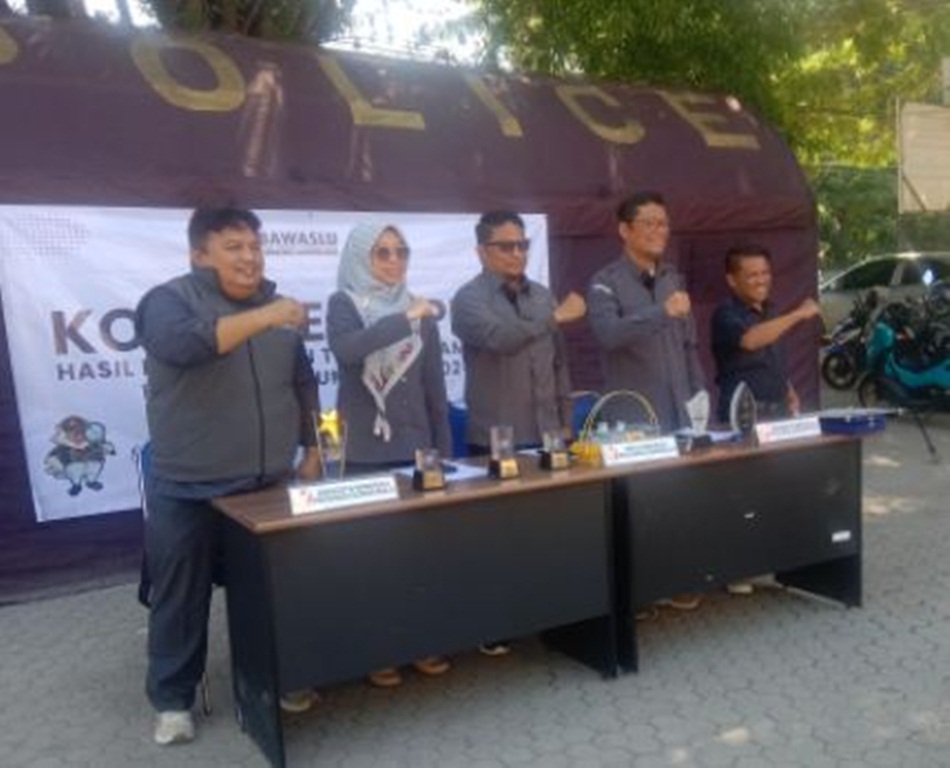 Komisioner Bawaslu Provinsi Gorontalo saat menggelar konferensi pers (F:GP)