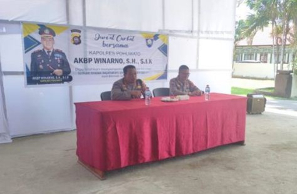 Warga curhat ke Kapolres Pohuwato kesulitan pendapatan akibat empang tercemar tambang.(F:hms-pol)