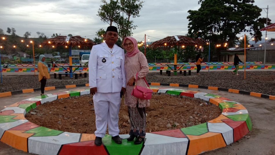 Kepala Desa Duluhupa Kecamatan Wonosari bersama Ketua TP PKK (F:ist)
