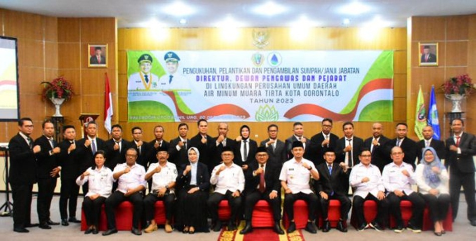 Direktur PDAM Muara Tirta, Lucky Paudi melantik pejabat struktural di instansi yang dipimpinnya. Berlangsung di Hotel Dumhil.(F:hms)