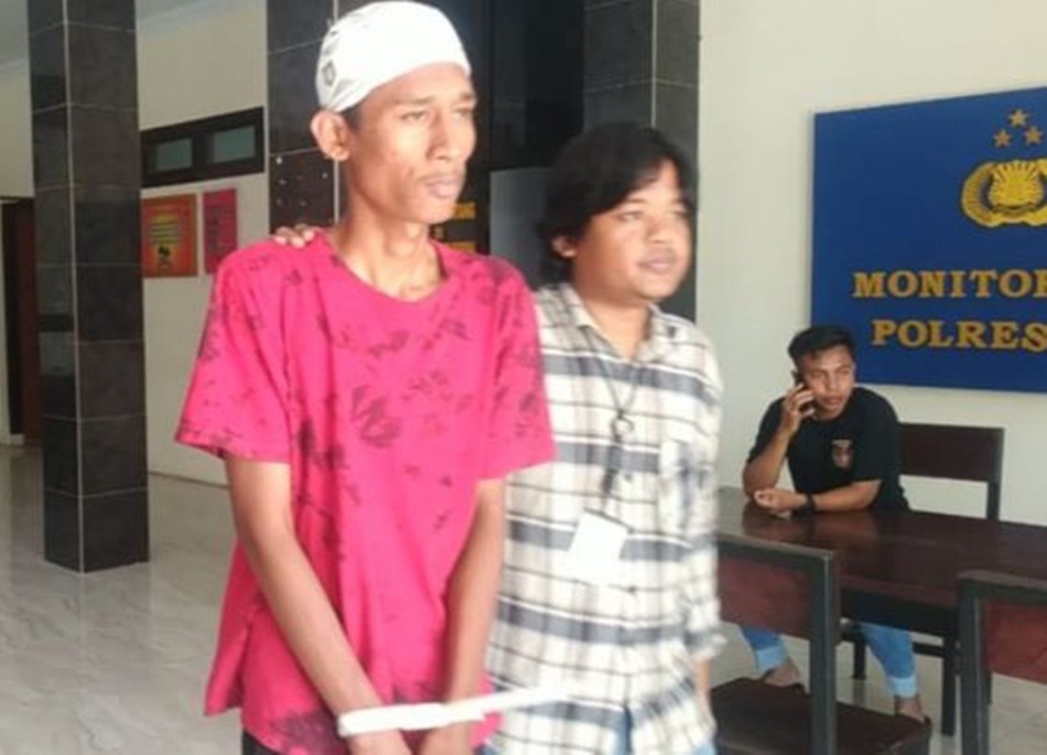 Penamapakan Tersangka pelaku penikaman istri saat digiring polisi di Polres Pohuwato. (Foto:hms-pol)