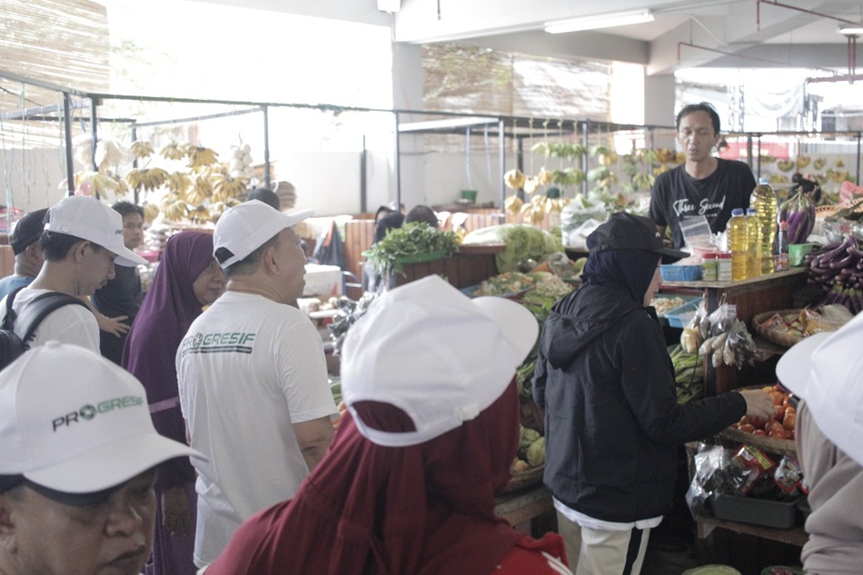 aksi Pasar yang diawali dengan  blusukan ke pasar sentral gorontalo untuk   mengidentifikasi harga bahan pokok dipasaran (F: dok Progresif)