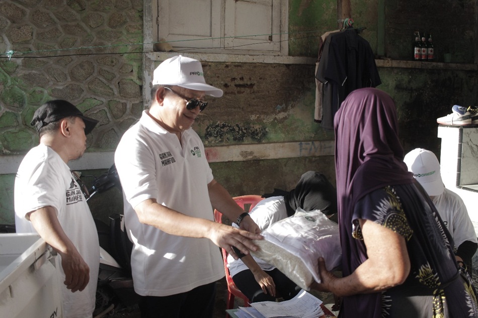 Direktur Wilayah Progresif Gorontalo Hamzah Isa saat menyerahkan bantuan ke warga Leato (F:dok Progresif)
