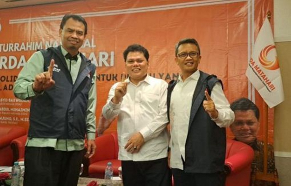 Warek II Umgo Salahudin Pakaya (kanan) dan Warek III Apris Tilome (kiri) saat menghadiri acara pemenangan AMIN. (F:istimewa)